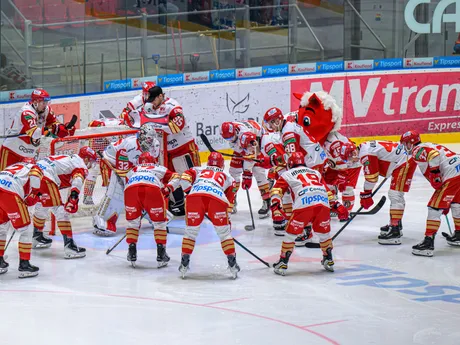 Hráči Prešova stoja v kruhu pred zápasom 10. kola hokejovej Tipsport extraligy HC Prešov - HK Nitra.
