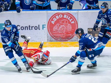 Zľava Jakub Lacka (Nitra), Patriks Zabusovs (Prešov), Sebastián Čederle, Marko Stacha (obaja Nitra) bojujú o puk v zápase 10. kola hokejovej Tipsport extraligy HC Prešov - HK Nitra.