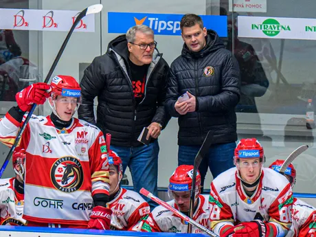 V pozadí vľavo hlavný tréner HC Prešov Kai Suikkanen reaguje počas zápasu 10. kola hokejovej Tipsport extraligy HC Prešov - HK Nitra.