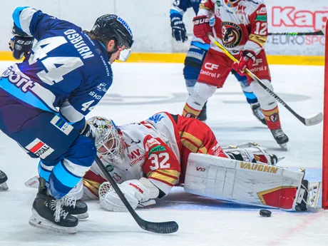 Zľava Zach Osburn (Nitra) a brankár  Jaroslav Janus (Prešov) v zápase 10. kola hokejovej Tipsport extraligy HC Prešov - HK Nitra.