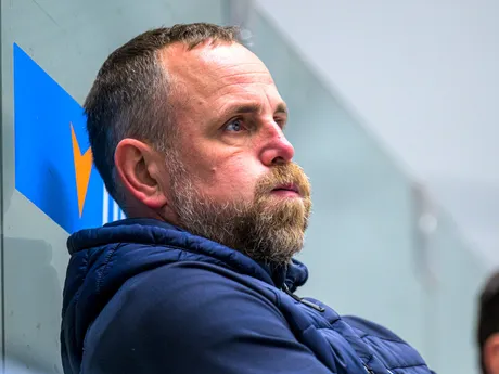 Hlavný tréner HK Nitra Andrej Kmeč reaguje v zápase 10. kola hokejovej Tipsport extraligy HC Prešov - HK Nitra.