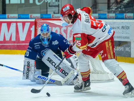 Zľava brankár Jasper Patrikainen (Nitra) a Timotej Šille (Prešov) v zápase 10. kola hokejovej Tipsport extraligy HC Prešov - HK Nitra.