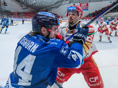 Na snímke zľava Zach Osburn (Nitra) a Marek Hudec (Prešov) bojujú o puk v zápase 10. kola hokejovej Tipsport extraligy HC Prešov - HK Nitra.