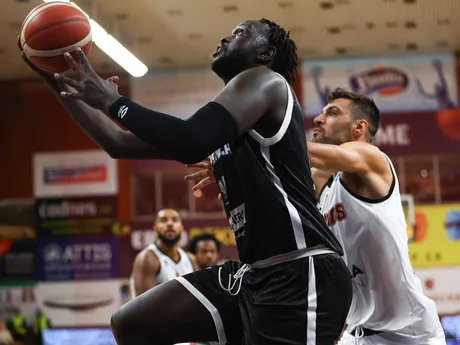 Bonke Maring (Prievidza) a Michalis Koumis (Keravnos) bojujú o loptu počas zápasu D-skupiny Európskeho pohára FIBA (EP FIBA).