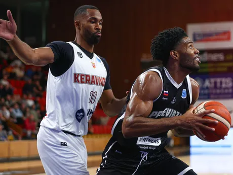 Sage Tolbert III (Prievidza) a Jaye Crockett (Keravnos) bojujú o loptu počas zápasu D-skupiny Európskeho pohára FIBA.