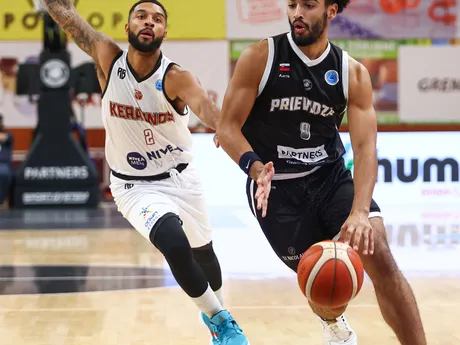 Noah Reynolds (Prievidza) a Darnell Antonio Edge (Keravnos) bojujú o loptu počas zápasu D-skupiny Európskeho pohára FIBA.