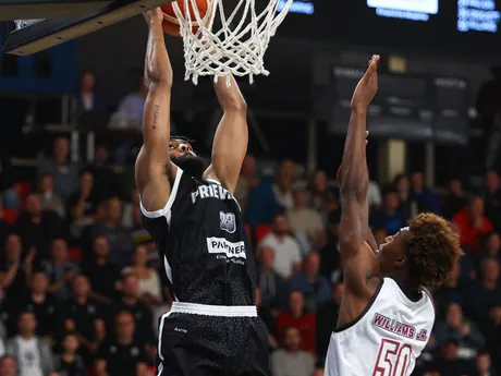 Naje Smith (Prievidza) a Eric Williams (Keravnos) bojujú o loptu počas zápasu D-skupiny Európskeho pohára FIBA.