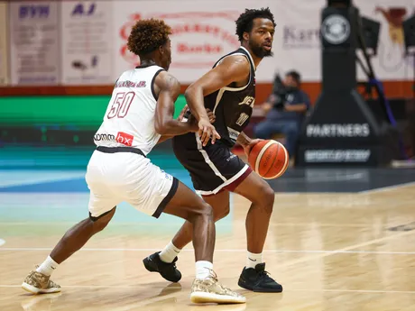 Femi Odukale (Prievidza) a Eric Williams (Keravnos) bojujú o loptu počas zápasu D-skupiny Európskeho pohára FIBA.