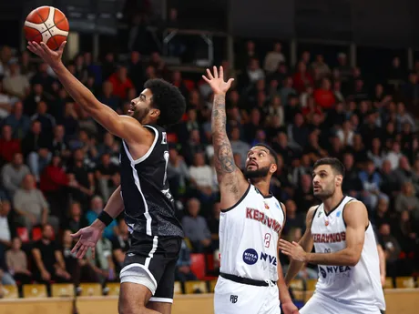 Noah Reynolds (Prievidza), Darnell Antonio Edge a Michalis Koumis (obidvaja Keravnos) bojujú o loptu počas zápasu D-skupiny Európskeho pohára FIBA.