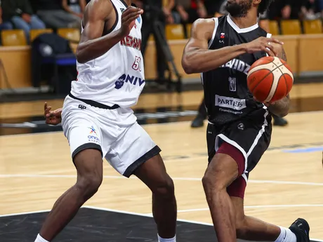 Femi Odukale (Prievidza) a Eric Williams (Keravnos) bojujú o loptu počas zápasu D-skupiny Európskeho pohára FIBA.
