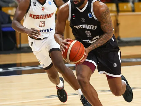 Femi Odukale (Prievidza) a Jordan Antwan Davis (Keravnos) bojujú o loptu počas zápasu D-skupiny Európskeho pohára FIBA.