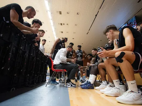 Hlavný tréner BC Prievidza Gareth Murray počas zápasu D-skupiny Európskeho pohára FIBA BC Prievidza - Keravnos .