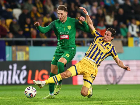 Zľava Marko Roginič (Žilina) a Máté Tuboly (Dunajská Streda) bojujú o loptu v zápase 11. kola futbalovej Niké ligy medzi FC DAC 1904 Dunajská Streda - MŠK Žilina.