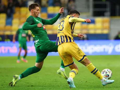 Zľava Marko Roginič (Žilina) a Taras Kačaraba (Dunajská Streda) bojujú o loptu v zápase 11. kola futbalovej Niké ligy medzi FC DAC 1904 Dunajská Streda - MŠK Žilina.