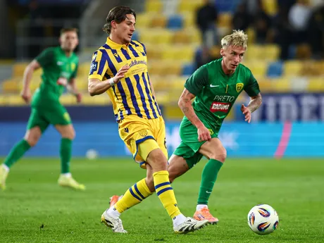 V popredí sprava Samuel Ďatko (Žilina) a Máté Tuboly (Dunajská Streda) bojujú o loptu v zápase 11. kola futbalovej Niké ligy medzi FC DAC 1904 Dunajská Streda - MŠK Žilina.