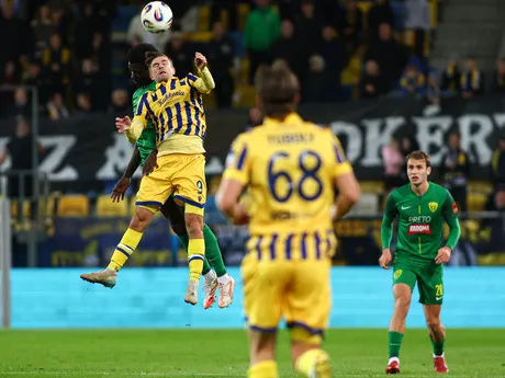 V pozadí zľava Xavier Adang (Žilina), Andreas Gruber (Dunajská Streda) a Aleksandre Narimanidze (Žilina) bojujú o loptu v zápase 11. kola futbalovej Niké ligy medzi FC DAC 1904 Dunajská Streda - MŠK Žilina.