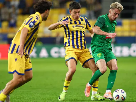 V pozadí sprava Samuel Ďatko (Žilina) a Damir Redzic (Dunajská Streda) bojujú o loptu v zápase 11. kola futbalovej Niké ligy medzi FC DAC 1904 Dunajská Streda - MŠK Žilina.