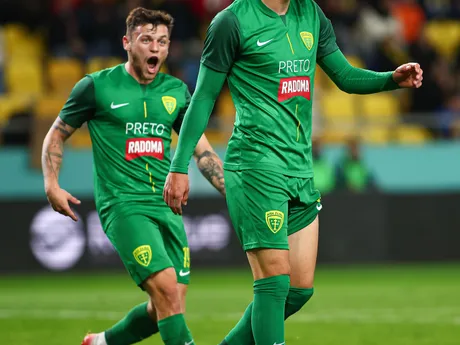 Zľava Samuel Kopásek a Marko Roginič (obaja Žilina) sa radujú z gólu v zápase 11. kola futbalovej Niké ligy medzi FC DAC 1904 Dunajská Streda - MŠK Žilina.