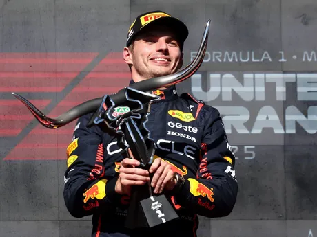Max Verstappen s trofejou pre víťaza Veľkej ceny USA 2025.