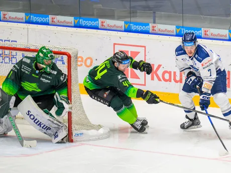 Na snímke zľava Connor James Lacouvée, Kirill Diakov (obaja Žilina), Martin Nemčík (Poprad) počas zápasu 16. kola hokejovej Tipsport extraligy HK Poprad - Vlci Žilina.