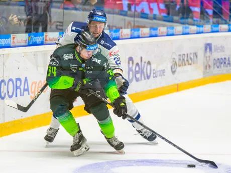 Na snímke zľava Jozef Baláž (Žilina), Tomáš Török (Poprad) počas zápasu 16. kola hokejovej Tipsport extraligy HK Poprad - Vlci Žilina.