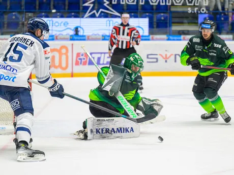 Na snímke zľava Jakub Urbánek (Poprad), Connor James Lacouvée, Gabriel Chicoine (obaja Žilina) počas zápasu 16. kola hokejovej Tipsport extraligy HK Poprad - Vlci Žilina.