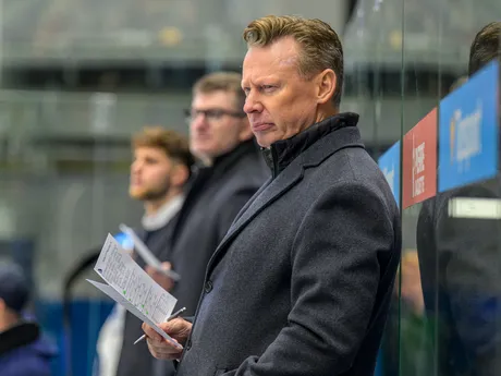 Na snímke hlavný tréner Popradu Mike Pellegrims počas zápasu 16. kola hokejovej Tipsport extraligy HK Poprad - Vlci Žilina.