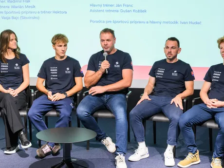 Na snímke zľava skokani na lyžiach Tamara Mesíková, Hektor Kapustík, manažér sekcie severských disciplín Marián Baláž, tréner sekcie severských disciplín Ján Franc a bežec na lyžiach Peter Hinds počas tlačovej konferencie Zväzu slovenského lyžovania (ZSL).