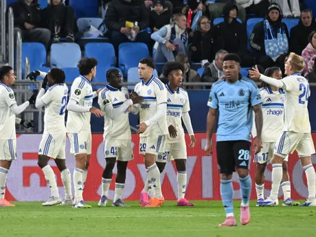 Futbalisti Štrasburgu sa tešia z gólu v zápase Konferenčnej ligy proti Slovanu Bratislava. 