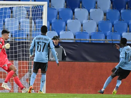 Futbalista Slovana Alasana Yirajang (druhý sprava) si strieľa vlastný gól v zápase proti Štrasburgu.