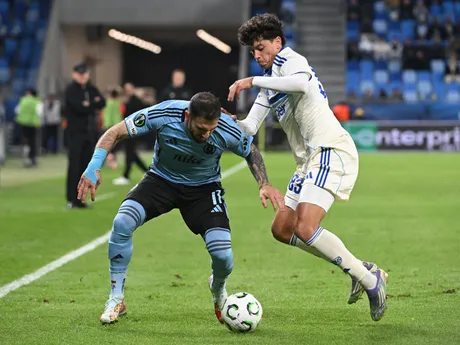 Tigran Barseghjan (vľavo) a Rafael Luis v súboji počas zápasu Slovan Bratislava - Racing Štrasburg.