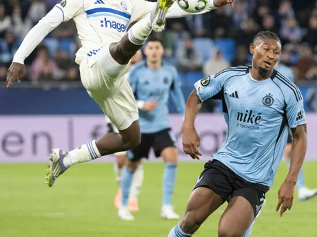 Abdoul Ouattara a Rahim Ibrahim (vpravo) v zápase medzi Slovanom Bratislava a Štrasburgom. 