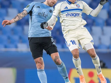 Guram Kašia (vľavo) a Kendry Páez v hlavičkovom súboji v zápase Slovan Bratislava - Štrasburg. 