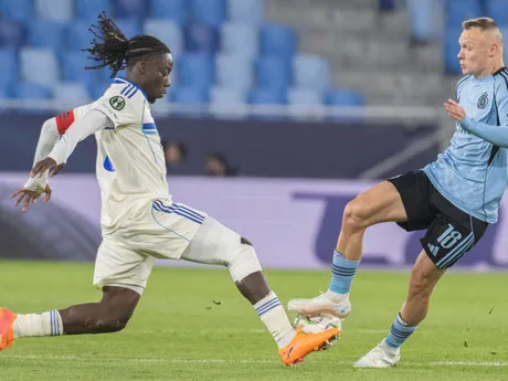 Nino Marcelli a Ismaël Doukouré (vľavo) počas zápasu Slovan Bratislava – Racing Štrasburg.