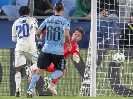 Brankár Dominik Takáč inkasuje druhý gól v zápase Slovan Bratislava - Racing Štrasburg. 