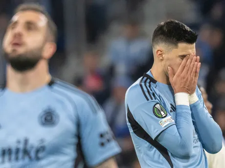 Sklamaní hráči Slovana Bratislava Marko Tolič (vpravo) a Tigran Barseghjan v zápase proti Štrasburgu. 