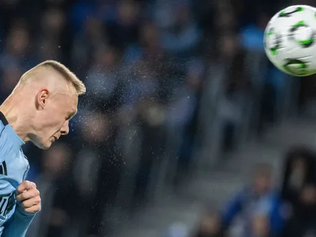 Nino Marcelli hlavičkuje v zápase Konferenčnej ligy medzi Slovanom Bratislava a Racingom Štrasburg.