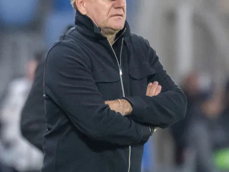 Tréner Slovana Bratislava Vladimír Weiss st. počas zápasu proti Racingu Štrasburg. 