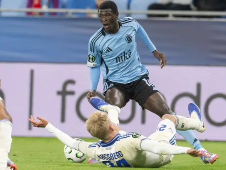 Alasana Yirajang a Lucas Hogsberg v zápase ŠK Slovan Bratislava - Racing Štrasburg. 