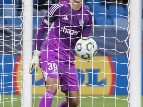 Brankár Štrasburgu Jean-Baptiste Bosey dostáva gól v zápase proti Slovanu Bratislava.