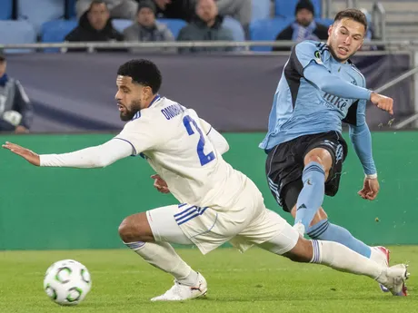 Útočníka Slovana Bratislava Mykola Kucharevič zakončuje v zápase proti Štrasburgu. 