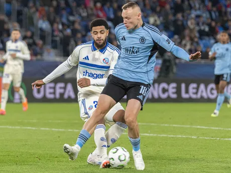 Nino Marcelli v súboji s Andrewom Omobamidelem v zápase Slovan Bratislava - Racing Štrasburg.