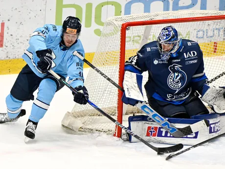 Vľavo Ryan Dmowski (Slovan) a vpravo brankár Popradu Filip Belányi (Poprad)