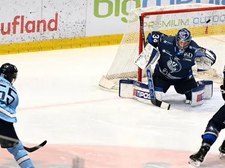 Vľavo Tomáš Marcinko (Slovan) strieľa prvý gól brankárovi Popradu Filipovi Belányimu (vpravo)