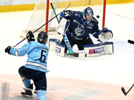 Vľavo Ryan O'Connor (Slovan) strieľa druhý gól brankárovi Popradu Filipovi Belányimu (vpravo)