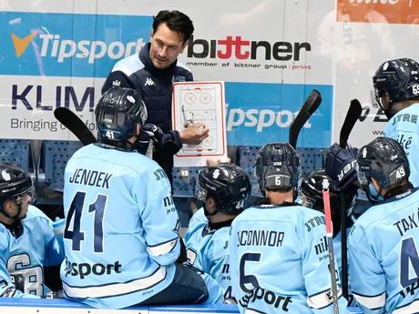 Tréner Slovana Brad Tapper (uprostred) v stretnutí 9. kola hokejovej Tipsport ligy HC Slovan Bratislava - HK Poprad