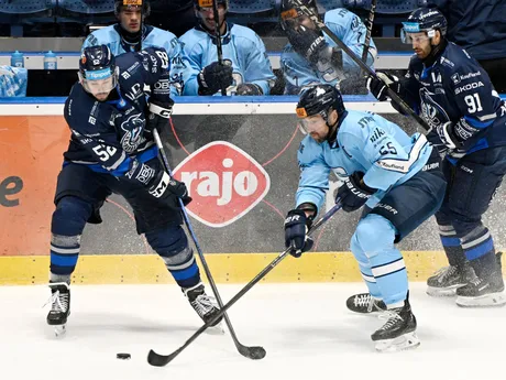 Uprostred Tomáš Marcinko (Slovan), vpravo Andrew Calof a vľavo Ryan Sproul (obaja Poprad)
