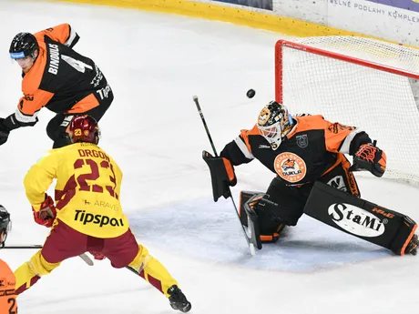 Zľava Jacob Reid Virtanen z Michaloviec, Adam Drgoň z Trenčína strieľa gól, Kristofers Bindulis z Michaloviec a brankár Vladimír Glosár z Michaloviec v zápase 10. kola hokejovej Tipsport ligy HK Dukla Trenčín a HK Dukla Michalovce.