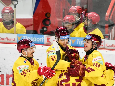 Hokejisti z Trenčína sa tešia z gólu v zápase 10. kola hokejovej Tipsport ligy HK Dukla Trenčín a HK Dukla Michalovce.