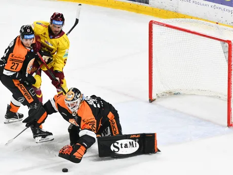 Zľava Miroslav Macejko z Michaloviec, Juraj Šiška z Trenčína a brankár Vladimír Glosár z Michaloviec v zápase 10. kola hokejovej Tipsport ligy HK Dukla Trenčín a HK Dukla Michalovce.